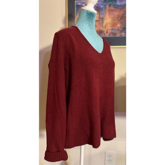 Treasure and bond
Maroon V-neck sweater 
Size medium - Picture 2 of 8